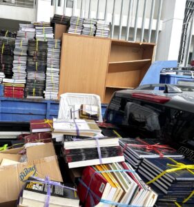 หนังสือและเอกสารมัดเตรียมขนขึ้นรถ